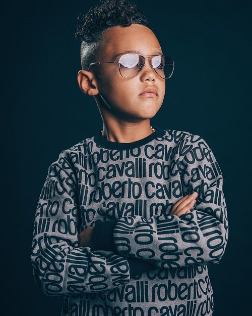 A picture of Caiden Mills wearing sun glasses and posing.